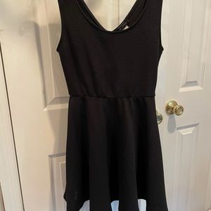 “In Style” Black dress w small back cut out-Size M
